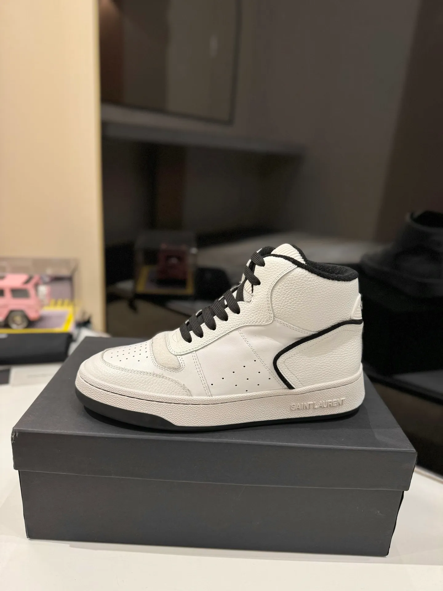 👟👟Ex-factory price 680👟👟 [High version for couples] YSL SAINT LAURENT Yves Saint Laurent SL61, the latest popular casual series in spring and summer...👍👍 Yves Saint Laurent SL61, original purchase, 1:1 replica, fresh blood injection and casual retro design, super good-looking and versatile, the upper is made of cowhide punching and splicing, the upper is super soft , lightweight and comfortable to match with sweatshirts, it is recommended to have one pair in each hand😁 ✅Fabric: Original customized cowhide ➕Punching process ➕Last process ✅Inner lining: Original towel lining ✅Feet: Original customized cowhide ✅Outsole: Original molded two-color bottom ✅Packaging: Original full set of packaging ✅Code number: 35-46 (Female 41.42. Male 38.45.46 Customized, non-returnable)